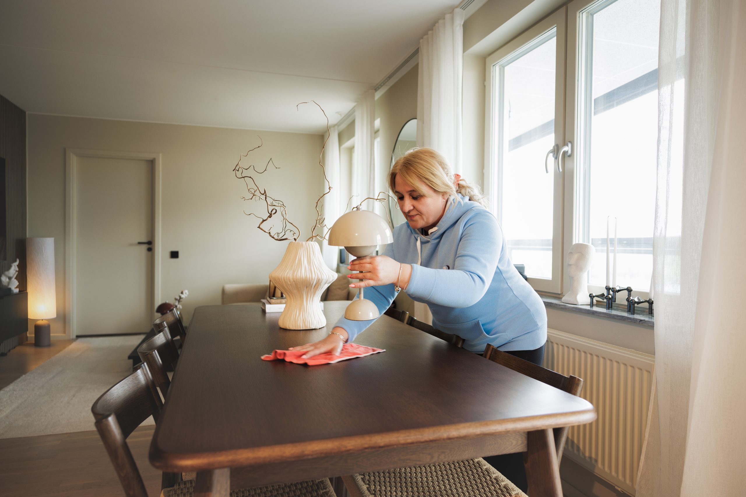 En kvinna fixar ett bord på en storstädning i Uppsala