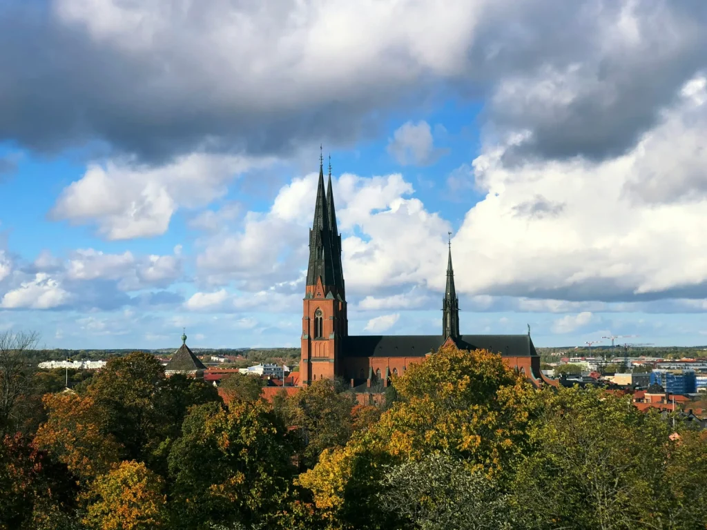 Bild med utsikt över Uppsala domkyrka.