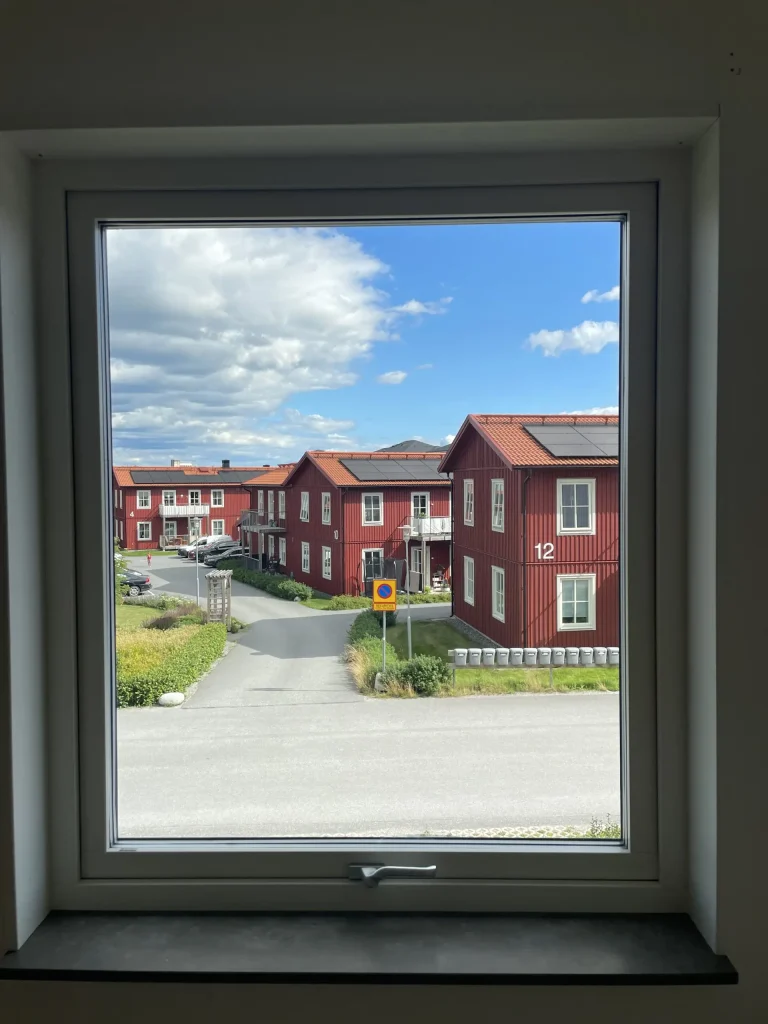 Fönster med utsikt över röda hus