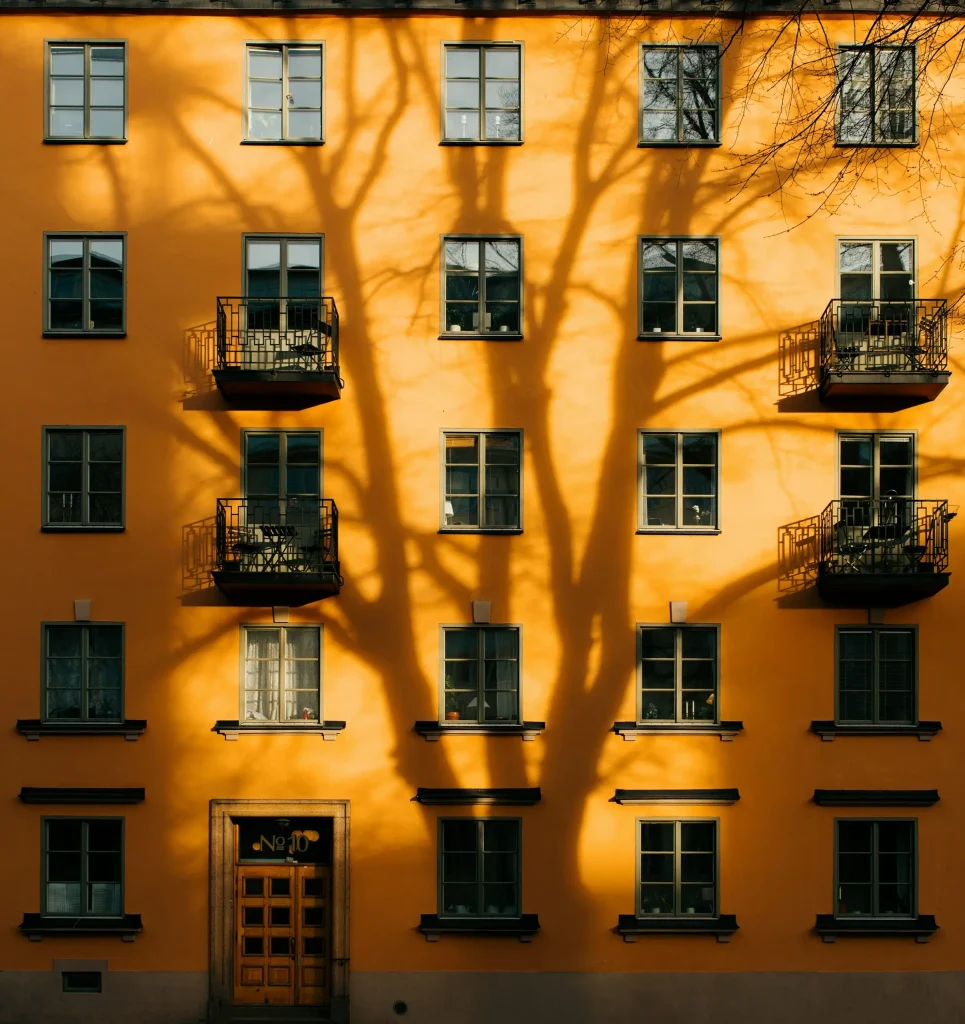 Utsidan och fasaden av gult hus.