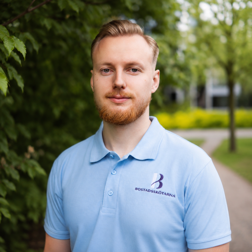 Jacob, en medarbetare med en bostadsskötarna pikétröja